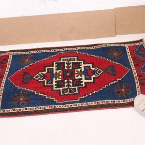 Turks tapijt, vintage tapijt, klein vloerkleed, entreetapijt, handgeweven tapijt, woondecoratie, 55 x 92 cm, 2 x 3 ft, rood en blauw patroon, vloerkleed deurmat