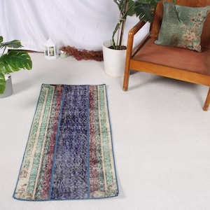 Könnte beinhalten: Eine weiße Keramik-Tasse mit schwarzem Henkel und dem Text "But First, Coffee" in schwarzer, fetter Schrift. Die Tasse steht auf einer Holzoberfläche. Die Tasse ist etwa 10 cm hoch.