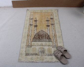 Piccolo tappeto turco vintage, 70x115 cm, in lana con motivo astratto marrone e giallo.