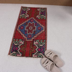 Vintage Turkse deurmat, rood en blauw geometrisch patroon, 1 x 3 ft, handgeweven klein tapijt, kleurrijk accenttapijt, boho-huisdecoratie