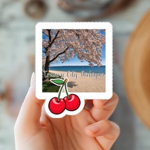 トラバースシティミシガンステッカー - ビーチと桜の木のスタンプデザイン、かわいい旅行のお土産、ノートパソコンの装飾、スクラップブックアクセサリー、ウォーターボトル