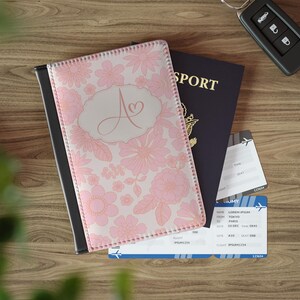 Gepersonaliseerde monogram paspoorthoes, bloemen reishouder, aangepaste eerste roze paspoorthoes, portemonnee ID-document, cadeau voor reiziger