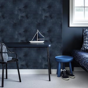 Carta da parati blu notte Limewash / Rivestimento murale con texture Peel & Stick / Stampa effetto intonaco / Design da parete di lusso