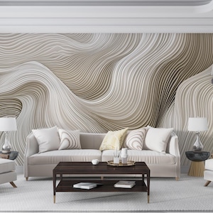 Puede incluir: Un diseño de interior de sala de estar con un sofá blanco y dos sillones. La pared detrás del sofá presenta un gran papel tapiz abstracto con un patrón ondulado en tonos beige y blanco.