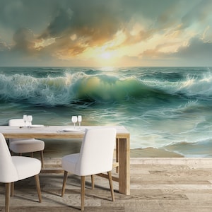Puede incluir: Un comedor con una mesa de madera y cuatro sillas blancas. La pared detrás de la mesa presenta un mural de un paisaje marítimo con una gran ola rompiendo en primer plano. El cielo es una mezcla de azul, gris y amarillo, con un sol brillante que brilla a través de las nubes.