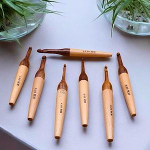 Ensemble à tricoter en bois de 7 crochets 4-10 mm, cadeau de laine au crochet pour grand-mère et mère, aiguille vintage multicolore incurvée à personnaliser.
