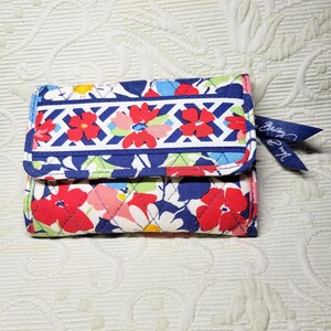 Cartera de tres pliegues con cierre a presión de VERA BRADLEY, estampado floral de estilo retro/estampado floral Sommer Cottage, monedero con cremallera y compartimentos múltiples, n.º 451