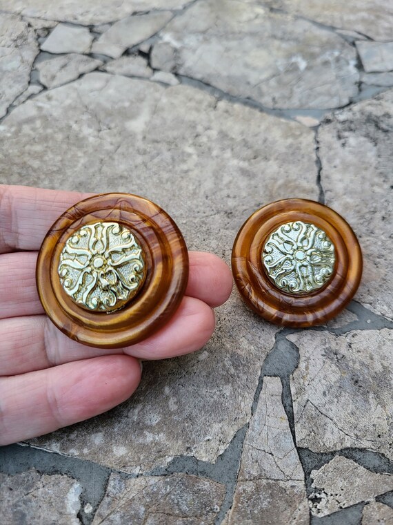 Large Round Button Style Goldish Tortoiseshell-li… - image 2