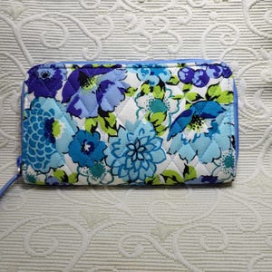 Carteira com zíper VERA BRADLEY/Estampa de flores de mirtilo/Carteira prática de algodão acolchoado macio/Acessório de designer raro/Nº 074