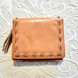 KENNETH COLE Cartera pequeña de cuero suave camel/Elegante cartera de diseñador de decoración Whipstitch de cuero de color caramelo suave/Regalo de accesorios para mujer/No272