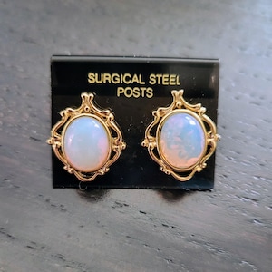 Sällsynt fynd/Ovala guldfärgade opalörhängen i kirurgiskt stål/Eleganta vintage örhängen med fuskeldopal/Opalsmycken/Presentidé/029