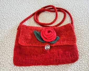 Bolso bandolera vintage de lana de fieltro rojo brillante hecho a mano con decoración de flores/bolso de hombro pequeño llamativo con cierre de botón de cristal/n.º 365
