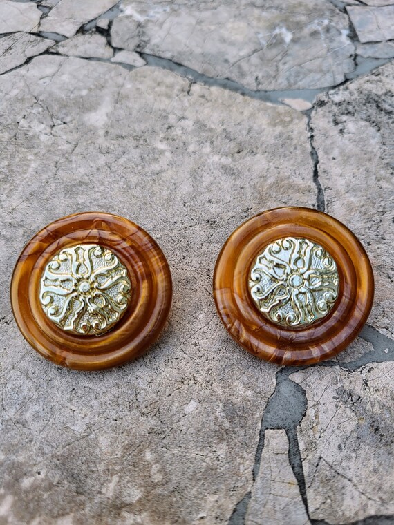 Large Round Button Style Goldish Tortoiseshell-li… - image 1