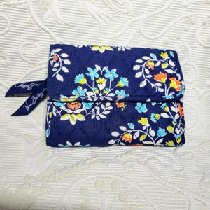 Cartera plegable VERA BRADLEY de algodón acolchado con cierre a presión, con múltiples compartimentos y diseño floral, estilo candelabro, con monedero y cremallera, n.° 079