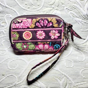 Vera Bradley gesteppte Baumwolle kleine Handgelenktasche mit Reißverschluss / Vintage rosa Blumen im Ruhestand Muster abnehmbarer Riemen Designer-Beutel / Geschenkidee / 410