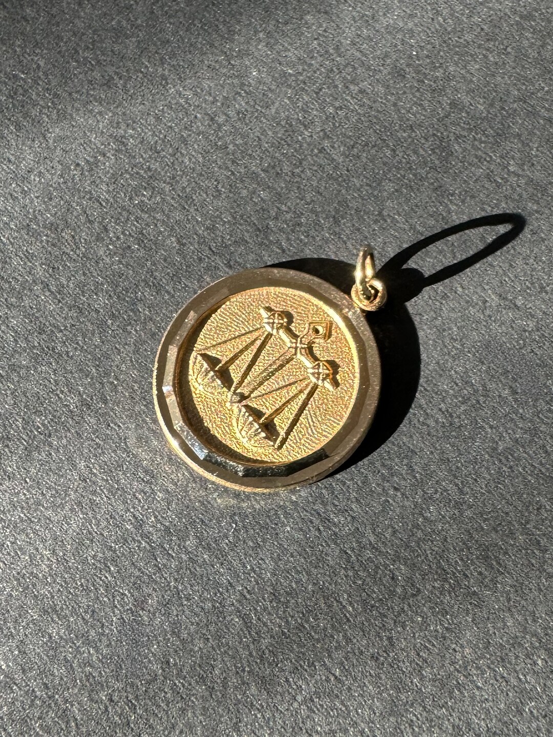 9ct Gold Round Charm Circle Disc – Traditional Yellow Gold Pendant
