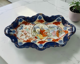 Plato de porcelana vintage japonés con asa, pintado a mano, con diseño de geisha, color azul cobalto, 31,75 x 17,82 cm.