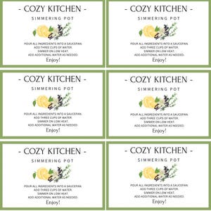 Op de afbeelding: Een verzameling rechthoekige labels met de tekst "- COZY KITCHEN - SIMMERING POT". Elk label bevat een illustratie van citroenen, vanille en kruiden. Instructies zijn inbegrepen: "Giet alle ingrediënten in een steelpan, voeg drie kopjes water toe, laat sudderen op laag vuur, voeg indien nodig extra water toe. Geniet!"