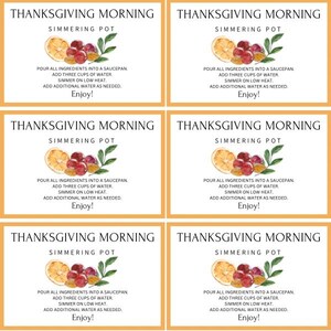 Peut inclure: Plusieurs cartes de recettes pour un « Thanksgiving Morning Simmering Pot ». Chaque carte présente du texte, un graphique de fruits et d'herbes et des instructions pour faire mijoter les ingrédients avec de l'eau. Les cartes sont sur fond orange clair.