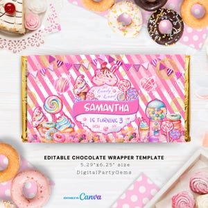 Puede incluir: Una plantilla de envoltorio de chocolate rosa y blanco con temática de caramelos con el texto "Candy Land" y "Samantha cumple 3 años". El envoltorio presenta ilustraciones de piruletas, helados y donuts. El tamaño es de 13,44 cm x 15,88 cm.