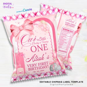 Könnte beinhalten: Rosa Chip-Bag-Vorlage mit Schleife, Text "Our Little Darling is Turning ONE Aliah's Very First Birthday!" und "Nutrition Facts". Das Design beinhaltet ein rosa-weißes Vichy-Muster.
