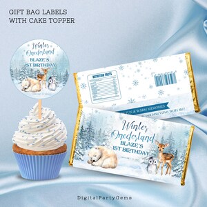 Op de afbeelding: Printbare feestgunsten-etiketten met een winterwonderland-thema. De etiketten zijn blauw en wit en tonen een ijsbeer, een hert en een uil in een besneeuwde bosomgeving. De tekst op de etiketten luidt "Winter Wonderland Blaze's 1st Birthday January 11, 2023".