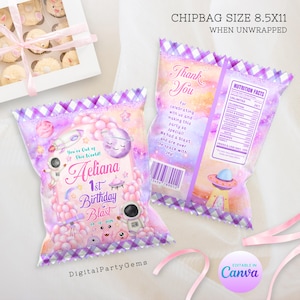 Puede incluir: Bolsa de chips morada y rosa con temática espacial. La bolsa presenta un astronauta de dibujos animados, una nave espacial y un planeta. El texto en la bolsa dice "You're Out of This World! Aeliana 1st Birthday Blast 04 12 2025". La parte posterior de la bolsa tiene un mensaje de agradecimiento y una etiqueta de información nutricional.