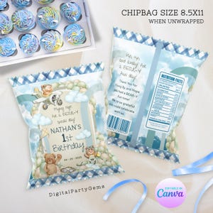 Könnte beinhalten: Chip-Beutel-Geschenk mit blau-weißem Karomuster. Die Vorderseite des Beutels zeigt einen Cartoon-Bären, der ein Flugzeug am Himmel mit Wolken fliegt. Der Text "Flying high for a BEAR-Y special day!" ist auf dem Beutel gedruckt. Der Beutel trägt auch den Text "NATHAN'S 1st Birthday 04-25-2025". Die Rückseite des Beutels hat eine Nährwerttabelle mit dem Text "Up, up, and away for a BEAR-Y fun day!" und "Thank You for Flying By, and Hope you had a BEAR-Y fun time!"