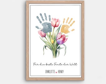Könnte beinhalten: Ein gerahmter Druck mit einem Strauß aus rosa, lila und gelben Tulpen. Die Tulpen sind von zwei Handabdrücken umgeben, einem in Grau und einem in Gelb. Der Text "For die beste Tante der Welt" steht unter den Tulpen, gefolgt von "CHARLOTTE ♥ HENRY".