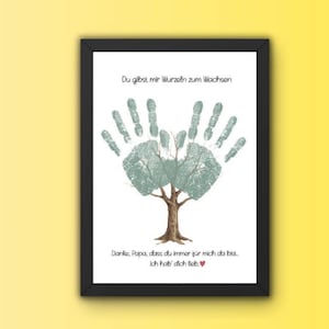 Könnte beinhalten: Gerahmter Kunstdruck mit einem Baumdesign aus grünen Handabdrücken. Der Baumstamm ist braun, und der Druck enthält deutschen Text. Der Rahmen ist schwarz.