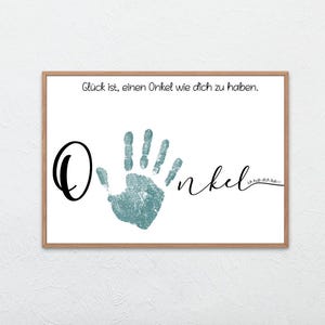 Könnte beinhalten: Ein weißer gerahmter Druck mit einem blauen Handabdruck und dem Text "Glück ist, einen Onkel wie dich zu haben." und "ich hab dich lieb" in Schwarz.