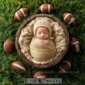 Könnte beinhalten: Ein neugeborenes Baby, das in eine cremefarbene Decke gewickelt ist, schläft in einer Holzschale, umgeben von Miniatur-Fußbällen auf grünem Gras. Das Baby trägt eine cremefarbene Strickmütze. 1 DIGITALER HINTERGRUND!