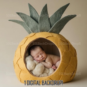 Può includere: Un accessorio per neonati a forma di ananas in feltro giallo con la parte superiore in feltro verde. Un bambino sta dormendo all'interno dell'accessorio a forma di ananas.