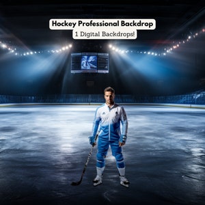Puede incluir: Un jugador de hockey con un uniforme azul y blanco está de pie en una pista de hielo con un palo de hockey. La pista está iluminada por focos y hay un marcador en el fondo. El texto "Hockey Professional Backdrop" y "1 Digital Backdrops!" se muestra encima de la imagen.