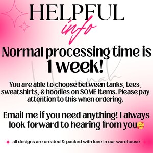 以下が含まれることがあります： 「HELPFUL info」のテキストが入ったピンクと白のグラフィック。テキストには、通常の処理時間は1週間と記載されています。一部の商品では、タンクトップ、Tシャツ、スウェットシャツ、パーカーから選択できることも記載されています。