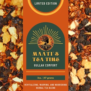 Może przedstawiać: Zbliżenie na mieszankę suszonych ziół i owoców do herbaty ziołowej. Herbata jest oznaczona etykietą "Maati's Tea Time" i "Gullah Comfort" w stylu vintage. Etykieta zawiera również napis "Limited Edition" i "2oz. | 57 gram".
