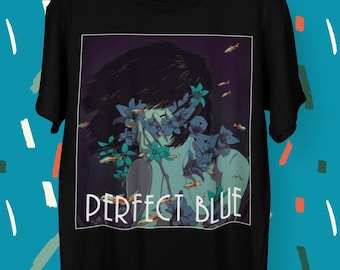 Pode incluir: Camiseta preta com uma estampa gráfica de uma mulher com flores azuis e peixes. O texto "PERFECT BLUE" está impresso abaixo do gráfico.