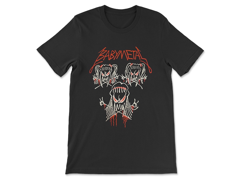 Pode incluir: Camiseta preta com um gr&aacute;fico branco de tr&ecirc;s figuras de desenhos animados com acentos vermelhos. O texto "BABYMETAL" est&aacute; escrito em vermelho acima das figuras.