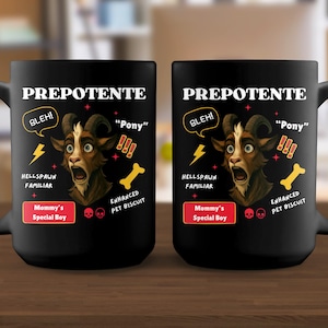 以下が含まれることがあります： ユーモラスなヤギのイラストが描かれた2つの黒いセラミックマグ。マグには「PREPOTENTE」、「BLEH!」、「Pony」、「Mommy's Special Boy」の文字が書かれています。デザインには、稲妻、骨、頭蓋骨のアイコンが含まれています。