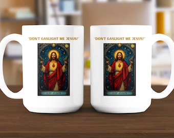 Puede incluir: Taza de cerámica blanca con una ilustración de Jesús sosteniendo dos pistolas, con el texto "DON'T GASLIGHT ME JESUS!" encima de la imagen y "UZI JESUS" debajo. La imagen tiene un tema religioso.