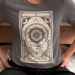 Camiseta de punto de cruz con la carta del tarot de The Stitcher Camiseta de punto de cruz Regalo para mamá de punto de cruz Regalo para mujer de punto de cruz