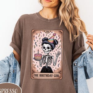 Camiseta de la cumpleañera con la carta del tarot, camiseta de cumpleaños con el tarot, divertida camiseta de esqueleto, moño desordenado, regalo de cumpleaños para mamá, regalo de fiesta de cumpleaños