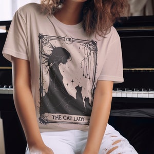 猫のおばさんタロットカードシャツ 猫ママへのギフト 子供のいない猫のおばさんTシャツ フェミニストシャツ 猫好き女性へのギフト グランジ猫タロットカードシャツ