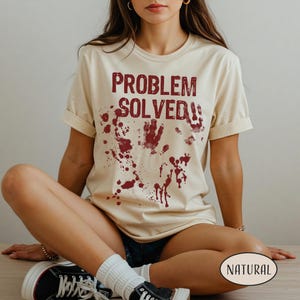 Può includere: Un set di tre tazze in ceramica con finitura opaca e macchiettata. Le tazze sono nei toni del crema, grigio chiaro e grigio scuro. Ogni tazza ha un design semplice e moderno e un manico arrotondato.