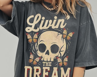 Maglietta Livin' The Dream, maglietta vintage con teschio, maglietta con teschio a farfalla, maglietta con scheletro sarcastico, maglietta con farfalle rovinate, maglietta sarcastica grunge