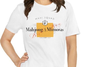Könnte beinhalten: Weißes T-Shirt mit einem Grafikdesign eines Champagnerflaschenetiketts mit der Aufschrift "Mahjong & Mimosas Brunch Squad".