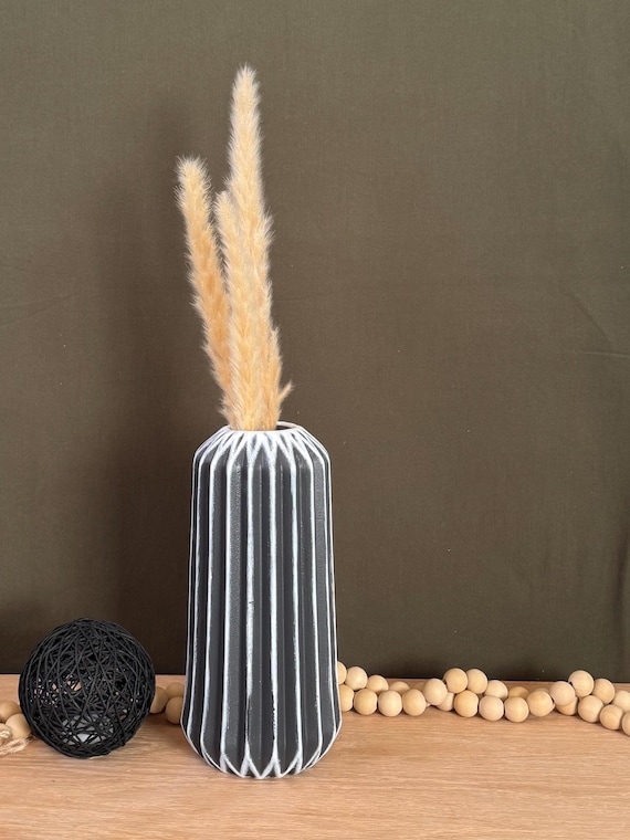Moderne Kollektion – Eckige Vase mit schwarz-weißen Streifen