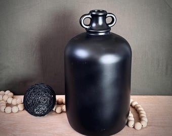 Verfijnde collectie – Matzwarte vaas met dubbele handgreep