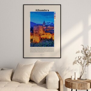Puede incluir: Una pintura de acuarela del palacio de la Alhambra en Granada, Espa&ntilde;a. El palacio est&aacute; iluminado por la noche, con el cielo azul oscuro y las monta&ntilde;as en el fondo. La pintura est&aacute; enmarcada en negro y tiene una paleta de colores azul, morado, rosa, naranja y amarillo.