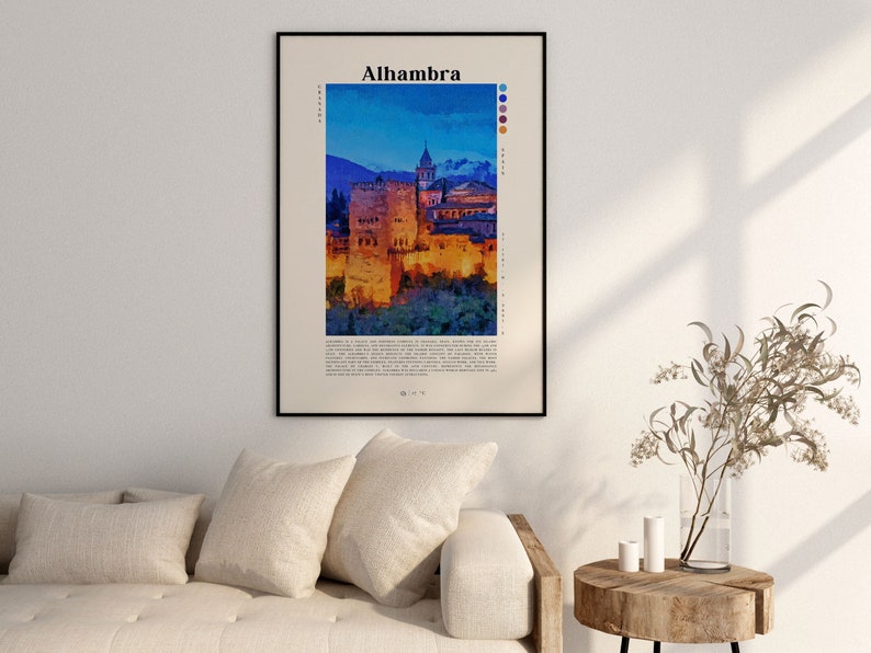 Puede incluir: Una pintura de acuarela del palacio de la Alhambra en Granada, Espa&ntilde;a. El palacio est&aacute; iluminado por la noche, con el cielo azul oscuro y las monta&ntilde;as en el fondo. La pintura est&aacute; enmarcada en negro y tiene una paleta de colores azul, morado, rosa, naranja y amarillo.